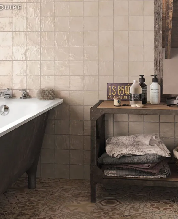 Baño con azulejos efecto monocolor en tonos cálidos, colección Mallorca de Equipe