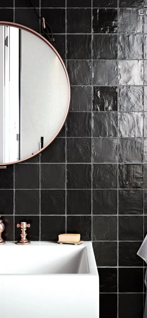 Baño con azulejos efecto monocolor en tonos neutros, colección Mallorca de Equipe