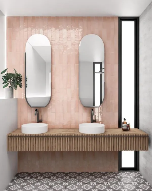 Baño con azulejos efecto monocolor en tonos cálidos, colección Manacor de Equipe