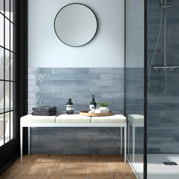 Baño con azulejos efecto monocolor en tonos fríos, colección Manacor de Equipe