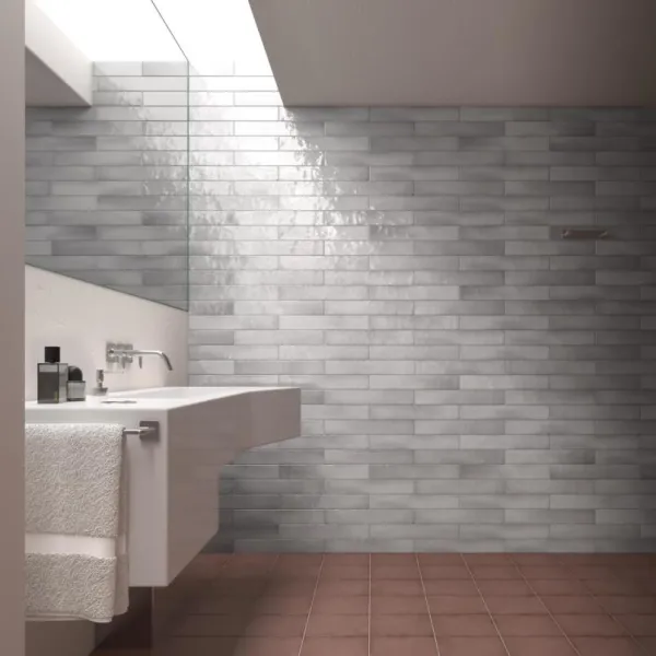 Baño con azulejos efecto monocolor en tonos neutros, colección Manacor de Equipe