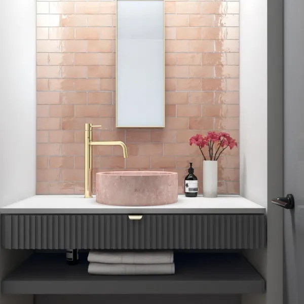 Baño con azulejos efecto monocolor en tonos cálidos, colección Manacor de Equipe