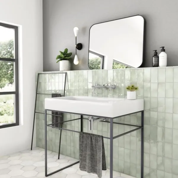 Baño con azulejos efecto monocolor en tonos neutros, colección Manacor de Equipe