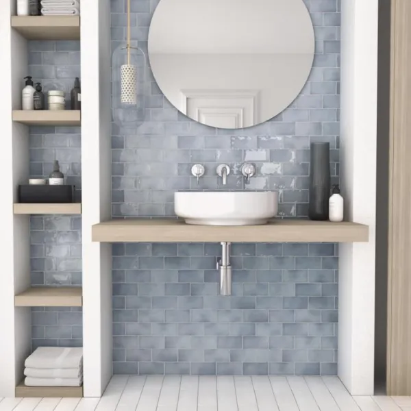 Baño con azulejos efecto monocolor en tonos fríos, colección Manacor de Equipe