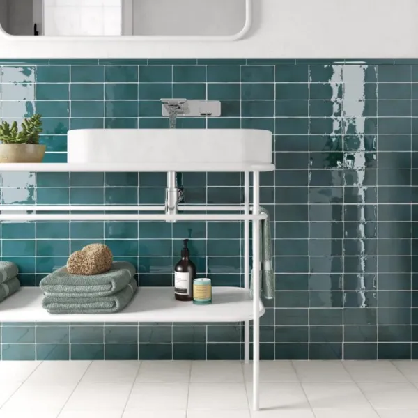 Baño con azulejos efecto monocolor en tonos fríos, colección Manacor de Equipe