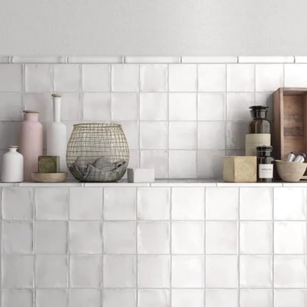 Baño con azulejos efecto monocolor en tonos neutros, colección Manacor de Equipe
