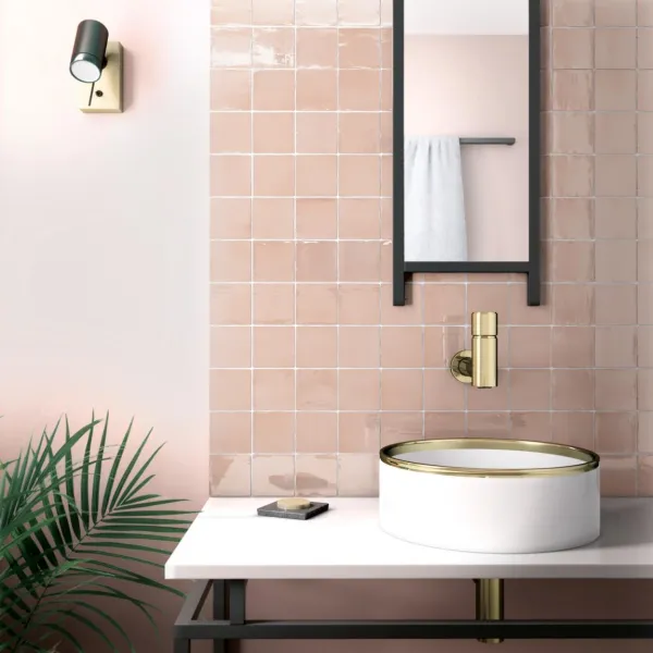 Baño con azulejos efecto monocolor en tonos cálidos, colección Manacor de Equipe