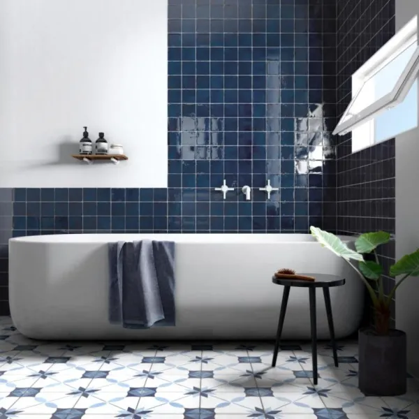 Baño con azulejos efecto monocolor en tonos fríos, colección Manacor de Equipe