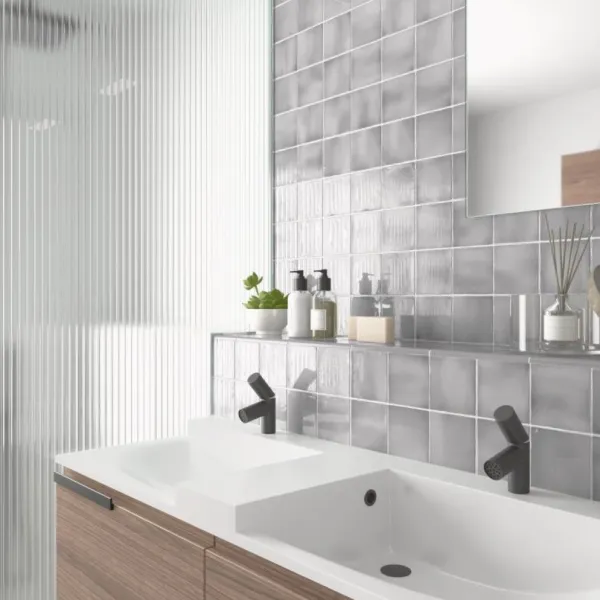 Baño con azulejos efecto monocolor en tonos neutros, colección Manacor de Equipe