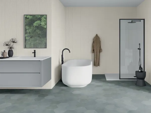 Baño con azulejos efecto monocolor en tonos fríos, colección Mare de Harmony