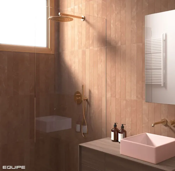 Baño con azulejos efecto monocolor en tonos cálidos, colección Marmoris de Equipe