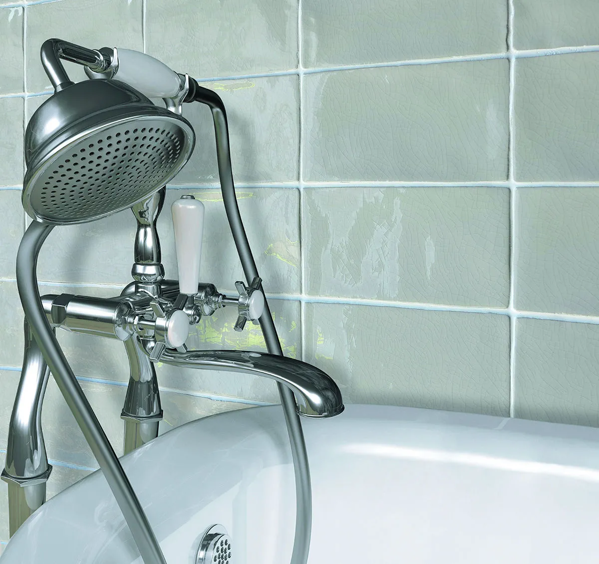 Baño con azulejos efecto monocolor en tonos fríos, colección Masía de Equipe