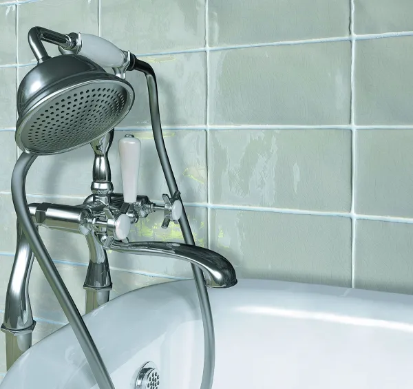 Baño con azulejos efecto monocolor en tonos fríos, colección Masía de Equipe