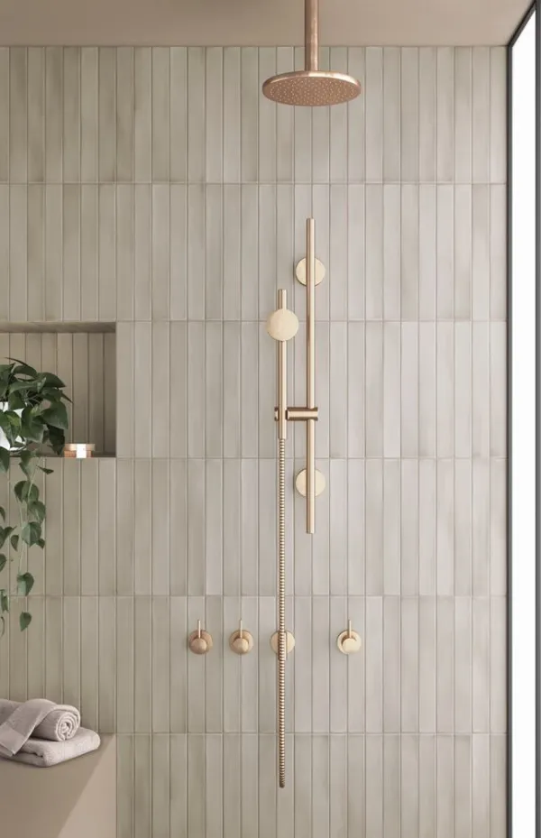 Baño con azulejos efecto monocolor en tonos cálidos, colección Massimo de Equipe
