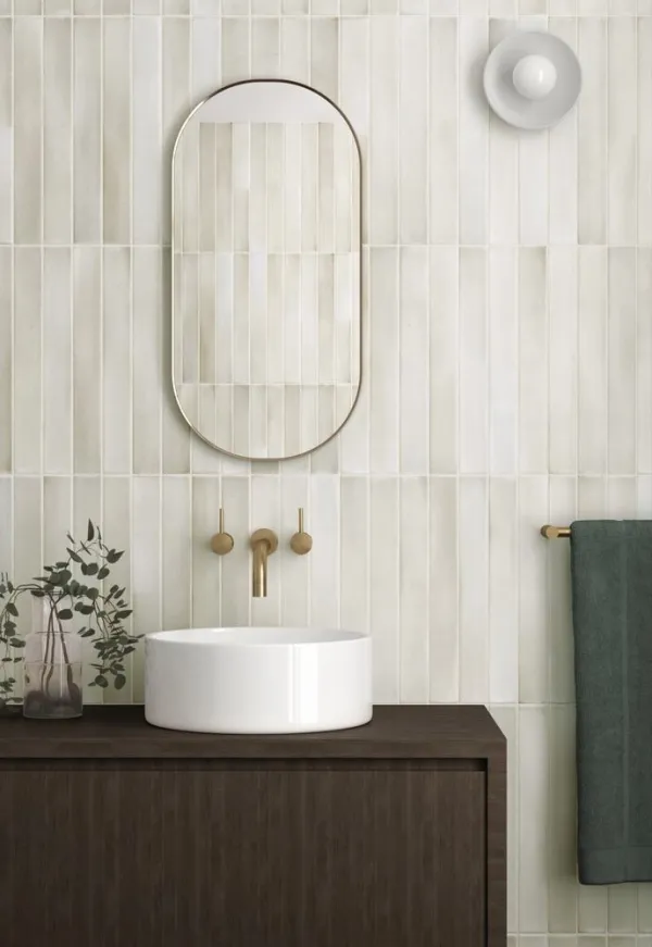 Baño con azulejos efecto monocolor en tonos neutros, colección Massimo de Equipe