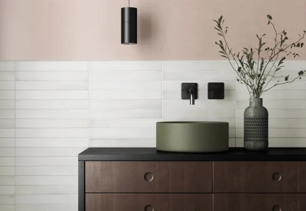 Baño con azulejos efecto monocolor en tonos neutros, colección Massimo de Equipe