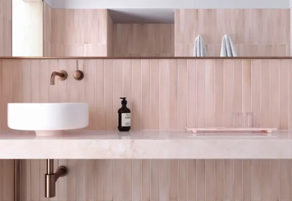 Baño con azulejos efecto monocolor en tonos cálidos, colección Massimo de Equipe
