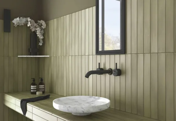 Baño con azulejos efecto monocolor en tonos fríos, colección Massimo de Equipe