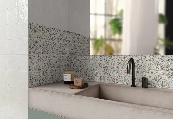 Baño con azulejos efecto monocolor, colección Mayolica de Harmony