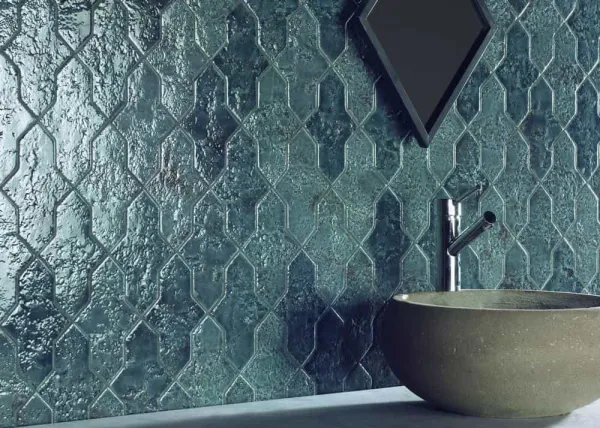 Baño con azulejos efecto monocolor en tonos fríos, colección Mediterránea de Natucer