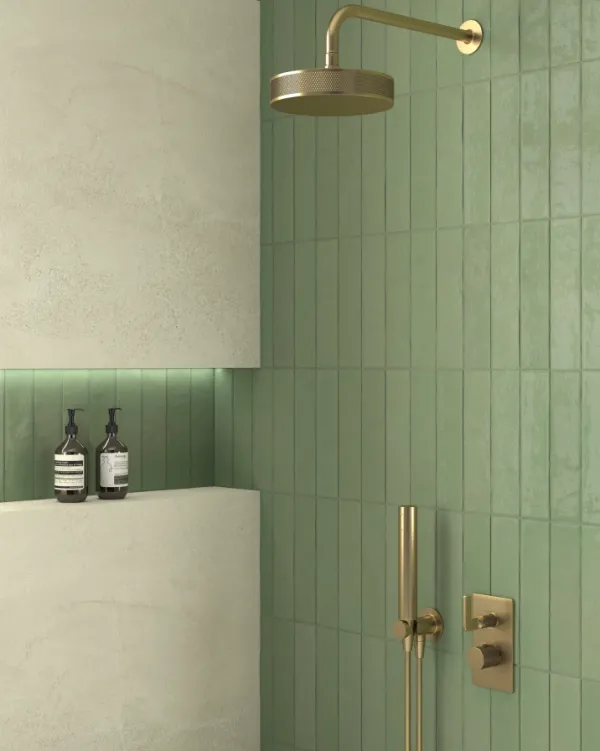 Baño con azulejos efecto monocolor en tonos fríos, colección Meknes de Dune