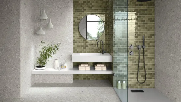 Baño con azulejos efecto monocolor en tonos neutros, colección Memories de Ape