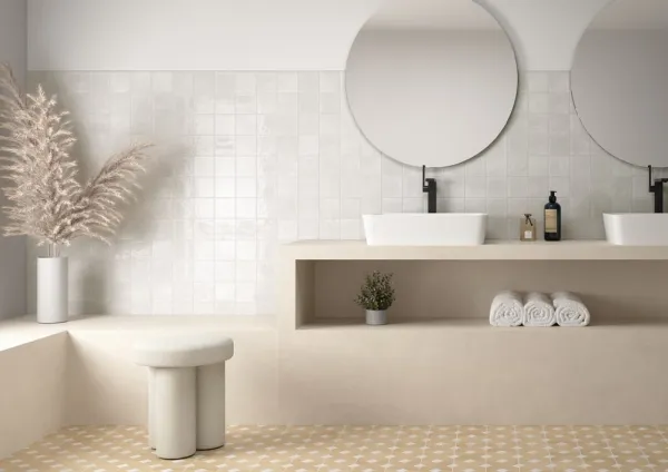 Baño con azulejos efecto monocolor en tonos cálidos, colección Menorca de Equipe