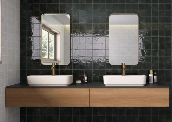 Baño con azulejos efecto monocolor en tonos neutros, colección Menorca de Equipe