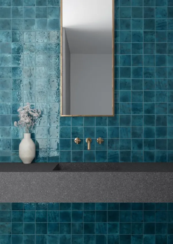 Baño con azulejos efecto monocolor en tonos fríos, colección Menorca de Equipe