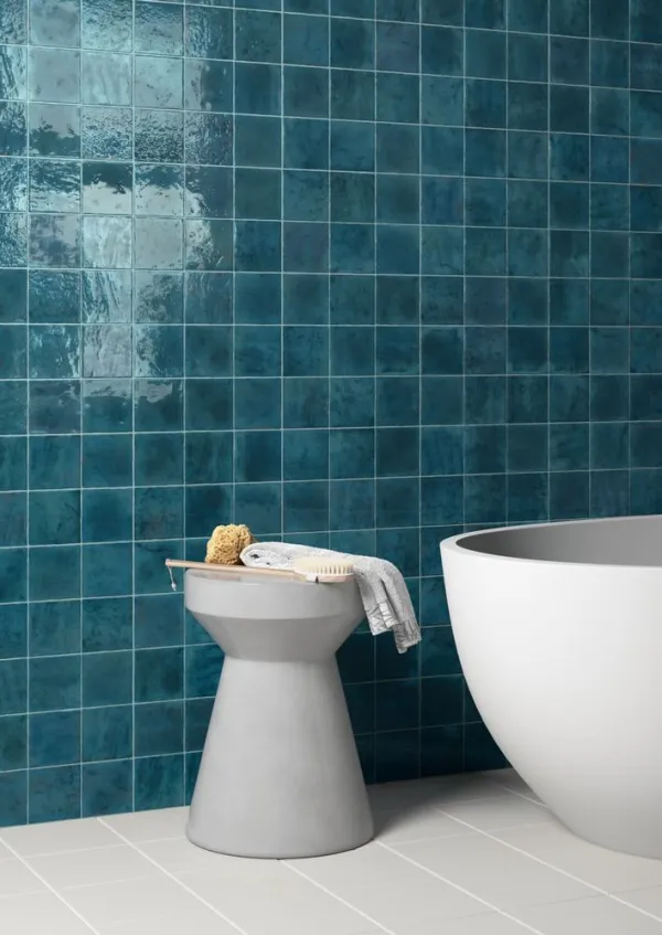 Baño con azulejos efecto monocolor en tonos fríos, colección Menorca de Equipe
