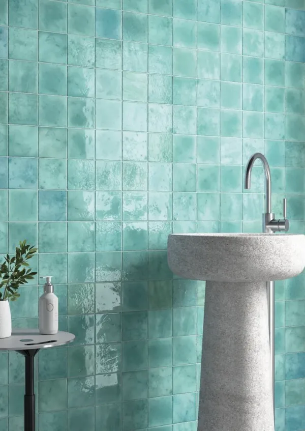Baño con azulejos efecto monocolor en tonos fríos, colección Menorca de Equipe