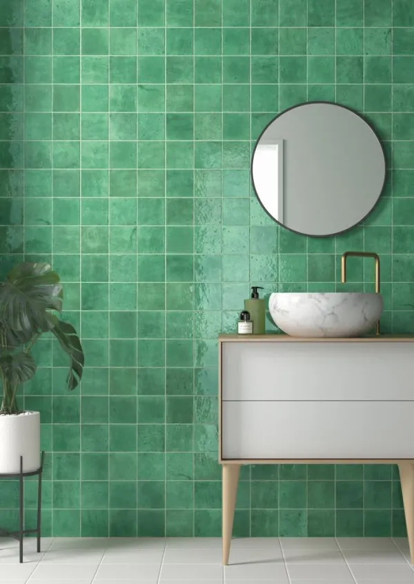 Baño con azulejos efecto monocolor en tonos fríos, colección Menorca de Equipe