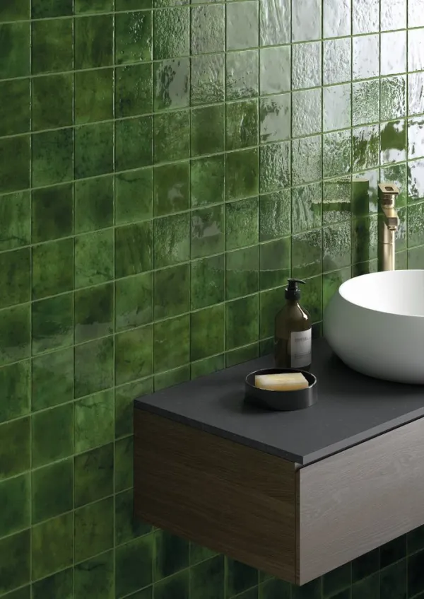 Baño con azulejos efecto monocolor en tonos fríos, colección Menorca de Equipe