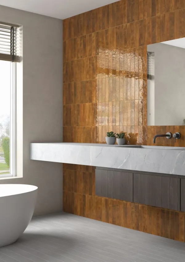 Baño con azulejos efecto monocolor en tonos cálidos, colección Menorca de Equipe