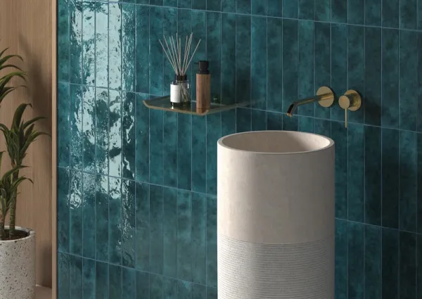 Baño con azulejos efecto monocolor en tonos fríos, colección Menorca de Equipe
