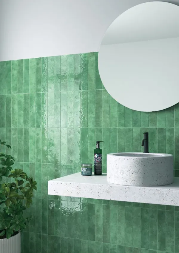 Baño con azulejos efecto monocolor en tonos fríos, colección Menorca de Equipe