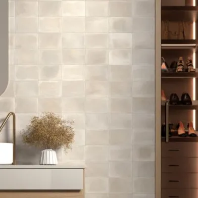 Baño con azulejos efecto monocolor en tonos cálidos, colección Miyako de Equipe