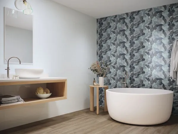 Baño con azulejos efecto monocolor en tonos fríos, colección Montmartre de Baldocer