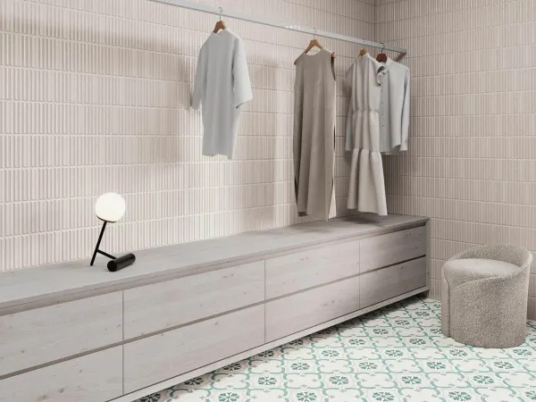 Baño con azulejos efecto monocolor, colección Moves de Harmony