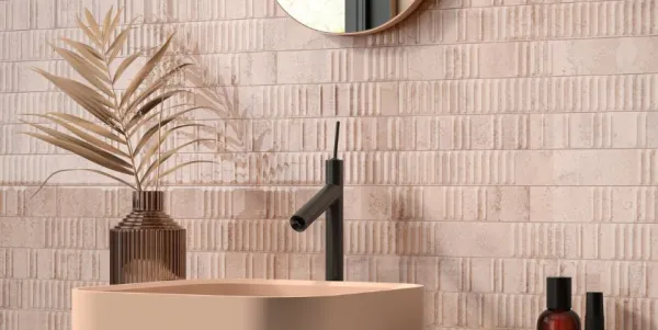 Baño con azulejos efecto monocolor en tonos cálidos, colección Mural de Grespania