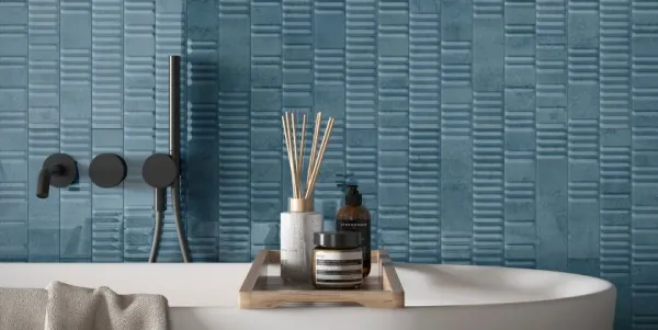 Baño con azulejos efecto monocolor en tonos fríos, colección Mural de Grespania