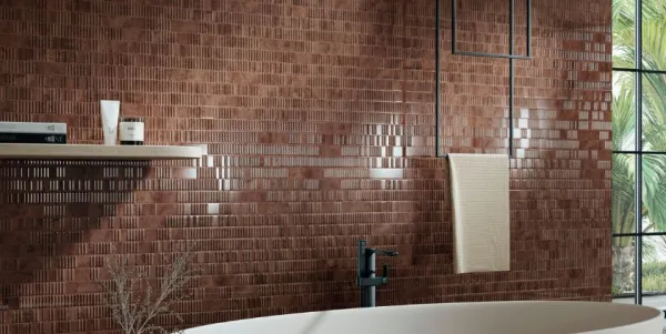 Baño con azulejos efecto monocolor en tonos cálidos, colección Mural de Grespania