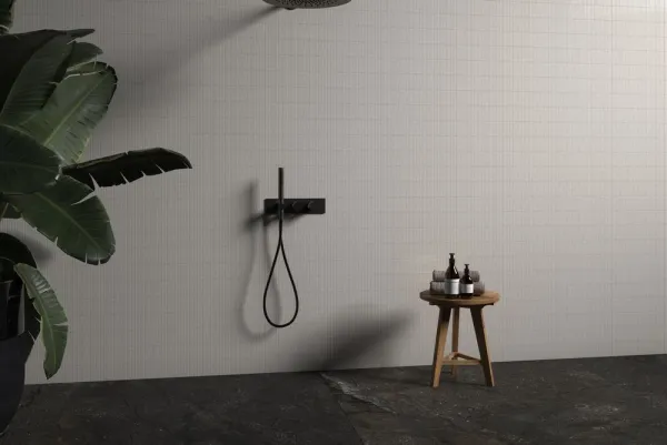 Baño con azulejos efecto monocolor en tonos neutros, colección Murano de TAU ceràmica
