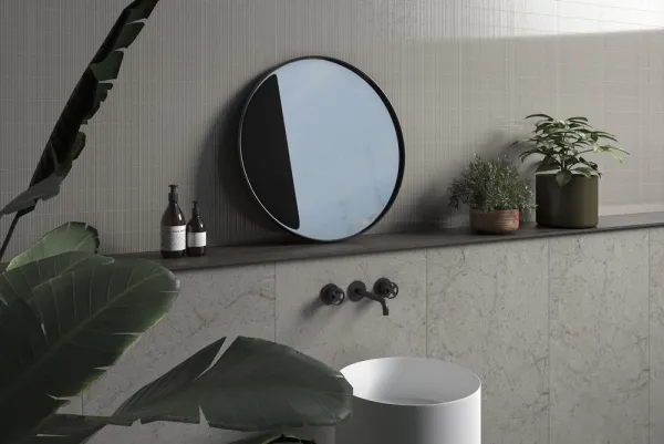 Baño con azulejos efecto monocolor en tonos neutros, colección Murano de TAU ceràmica