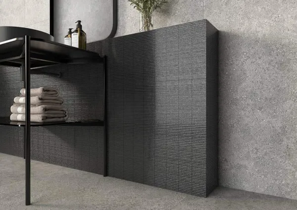 Baño con azulejos efecto monocolor en tonos neutros, colección Murano de TAU ceràmica