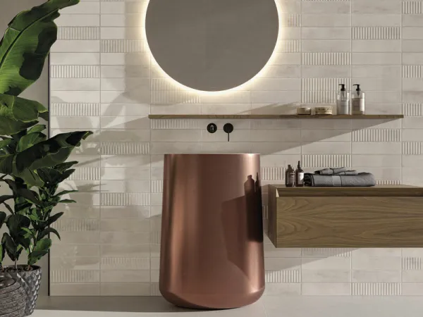 Baño con azulejos efecto monocolor en tonos cálidos, colección Mussa de Cifre