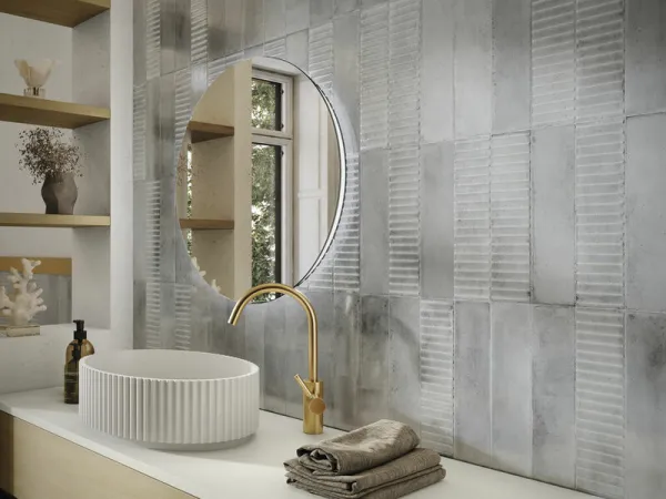 Baño con azulejos efecto monocolor en tonos neutros, colección Mussa de Cifre
