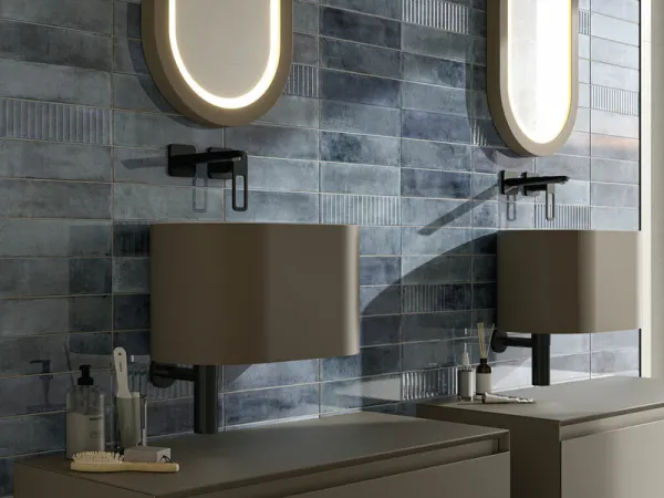 Baño con azulejos efecto monocolor en tonos fríos, colección Mussa de Cifre