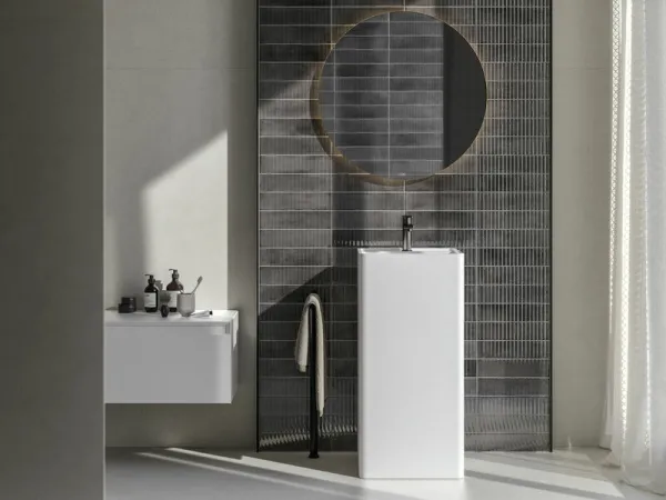 Baño con azulejos efecto monocolor en tonos neutros, colección Mussa de Cifre