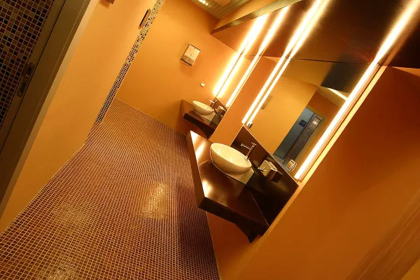 Baño con azulejos efecto monocolor en tonos cálidos, colección Niebla de Ezarri